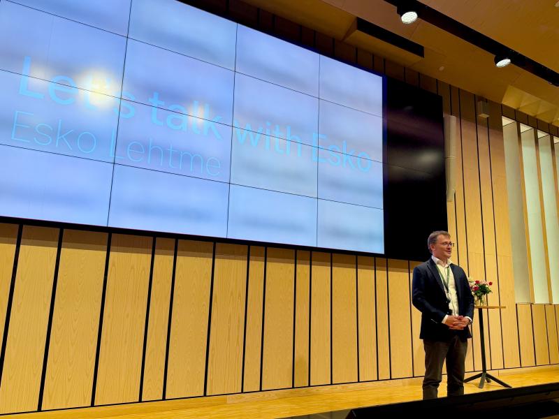 Esko Lehtme presenting &ldquo;What&rsquo;s the thing?&rdquo; in Sweden